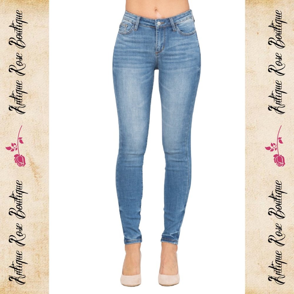 🌹 Judy Blue Non-Distressed Mid-Rise Light Wash